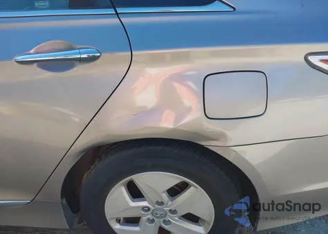 2011 Hyundai Sonata Hybrid z USA, uszkodzony, nr VIN KMHEC4A49BA000920